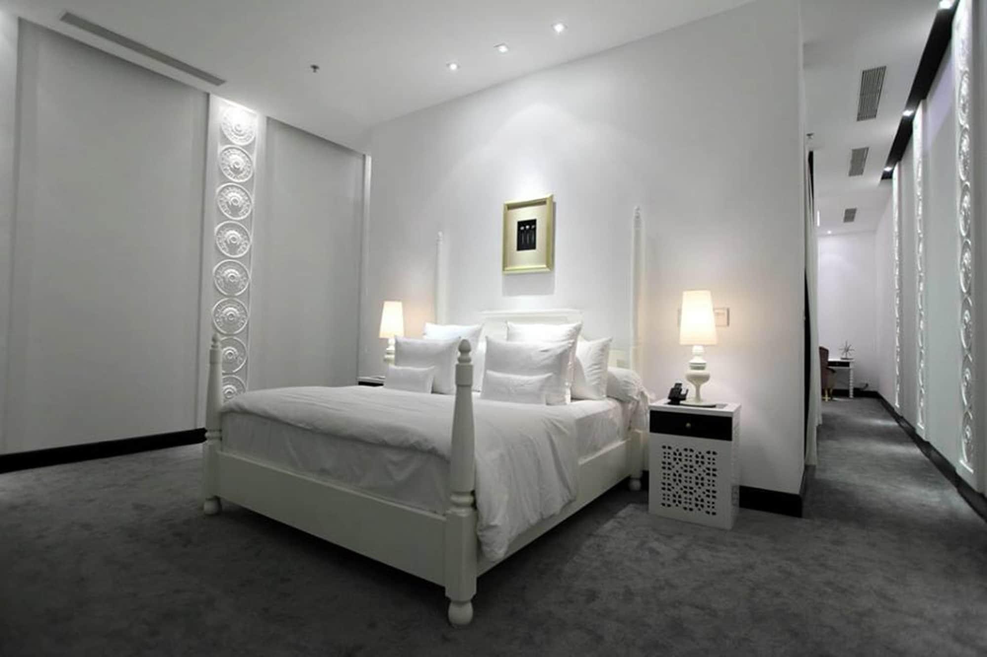 Chloe Gallery Hotel